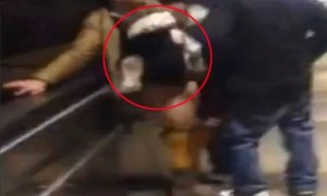 ¡WTF! Pareja tiene sexo en el Metro mientras cargaban a su bebé (Video)