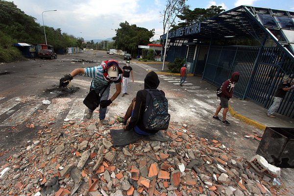 Un grupo de jóvenes se mantenía este viernes en la ULA-Táchira, luego de la situación presentada la madrugada del viernes.(Foto/ Jorge Castellanos