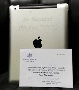 Escuela subasta un iPad que perteneció al Papa Francisco