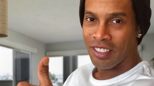 Ronaldinho se luce con sus nuevos dientes (Fotos)