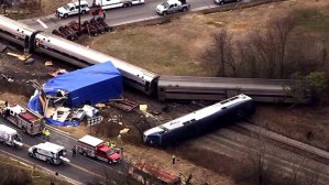 Varios heridos tras choque entre camión y tren en Carolina del Norte (Fotos)