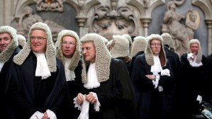 Tres jueces británicos expulsados por ver porno en el trabajo