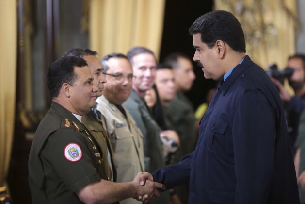 Maduro saluda a González López (Foto Reuters)