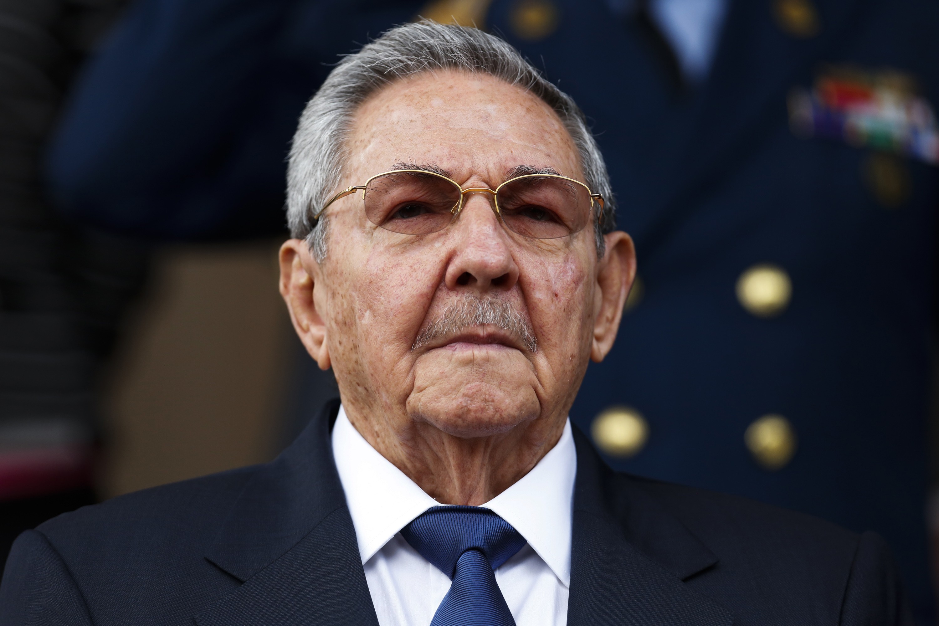 Raúl Castro conversan con el cardenal Stella sobre la visita del Papa a Cuba
