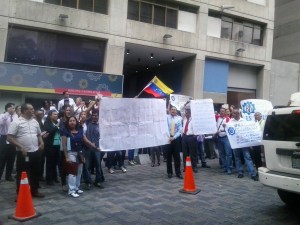 Trabajadores exigen a Maduro respuesta sobre el cierre del Banco Industrial