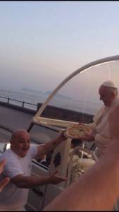 El Papa quería comer pizza, y se la llevaron al papamóvil (Fotos)