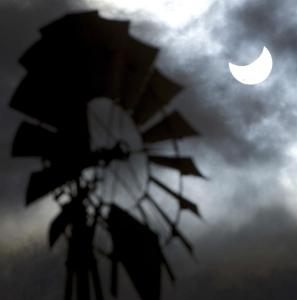 Los españoles miran al eclipse solar a través de las nubes
