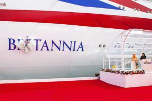 Isabel II bautiza el “Britannia”, buque insignia de los cruceros británicos