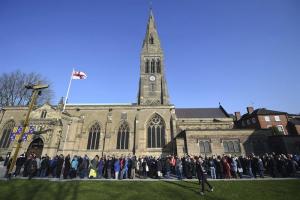 Cientos de personas hacen fila para ver el ataúd del rey inglés Ricardo III (Fotos)