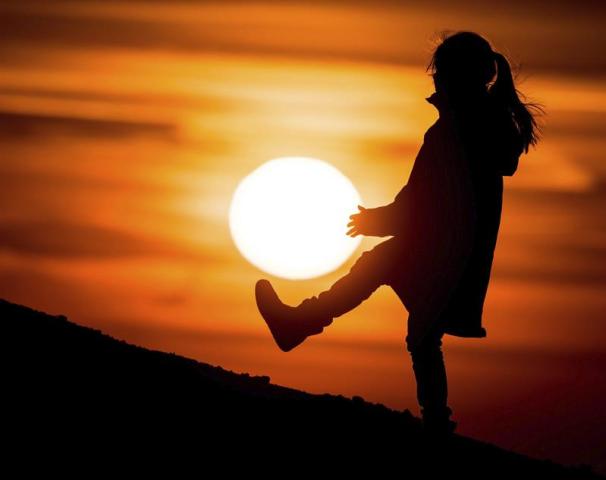  La silueta de una niña es dibujada por la luz del sol al atardecer en Sieversdorf (Alemania), ayer, jueves 18 de marzo de 2015. EFE/Patrick Pleul