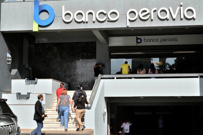 Emiten orden de captura internacional de tres venezolanos por quiebra de banco