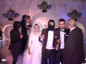 ¡Espeluznante! Una pareja egipcia celebra boda con temática del Estado Islámico (Video)