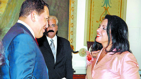 Nilda Celia Garré cuando presentaba sus credenciales como embajadora de Argentina en Venezuela ante Hugo Chávez, el 15 de julio de 2005