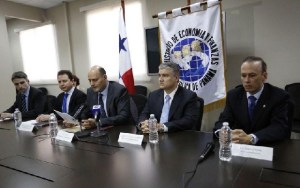 Panamá en la picota: Ministro reconoce que sistema financiero ha sido utilizado para “lavar billones de dólares”