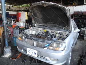 Reparar el aire acondicionado del carro es otra odisea para el venezolano