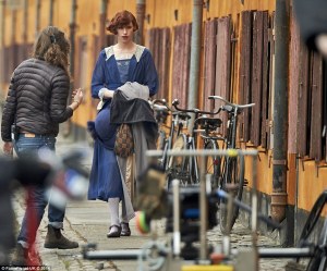 Fotografían a Eddie Redmayne vestido de mujer  en el set de rodaje “The Danish Girl” (Fotos)