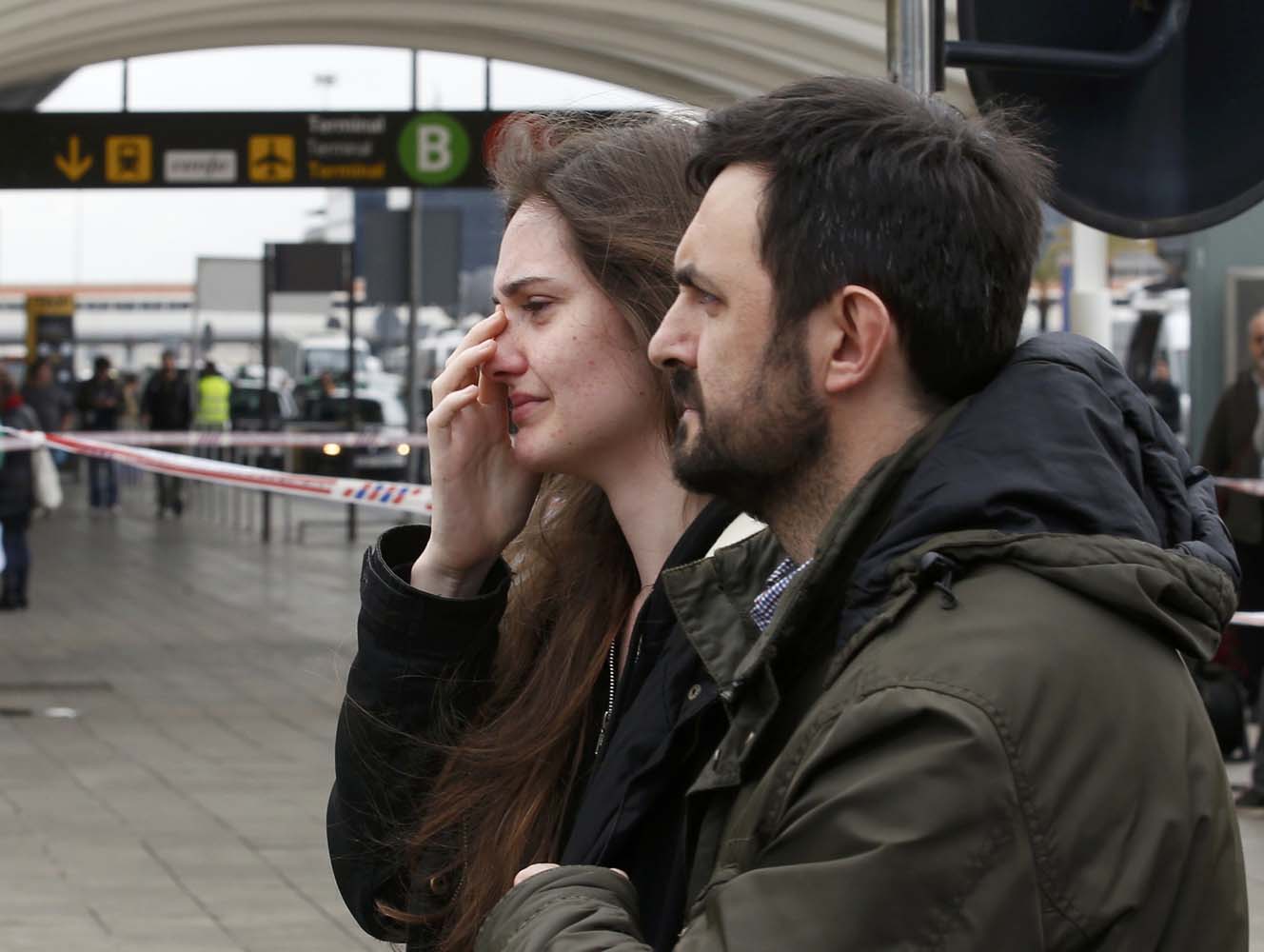 Familiares de víctimas de la tragedia aérea llegan al aeropuerto de Barcelona (Fotos)