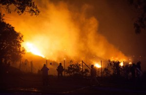 Un muerto y miles de evacuados por gigantesco incendio en puerto chileno de Valparaíso