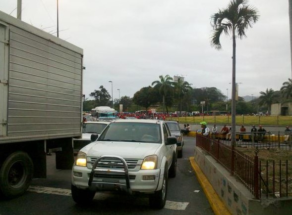 Accesos a Plaza Venezuela congestionados por concentración oficialista