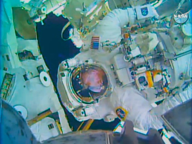 En esta imagen toma da de un video de NASa, el astronauta Terry Virts realiza una caminata espacial desde la Estación Espacial Internacional, miércoles 25 de febrero de 2015. Los astronautas de la NASA volvieron a aventurarse el miércoles al exterior de la Estación Espacial Internacional para continuar su trabajo con cables y lubricante. (AP Foto/NASA)