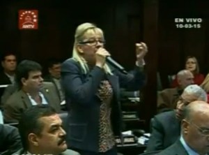 En video: Maduristas abuchean a diputada mientras el vicepresidente de la AN se ríe