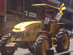 Tractores “anti Obama” colapsan la Av. Urdaneta (fotos)