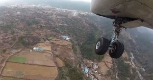 Así aterrizan en una de las pistas más peligrosas del mundo (VIDEO)
