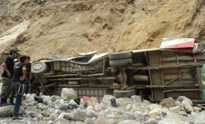 Al menos 16 muertos tras caída de un autobús a un abismo en el sur de Perú