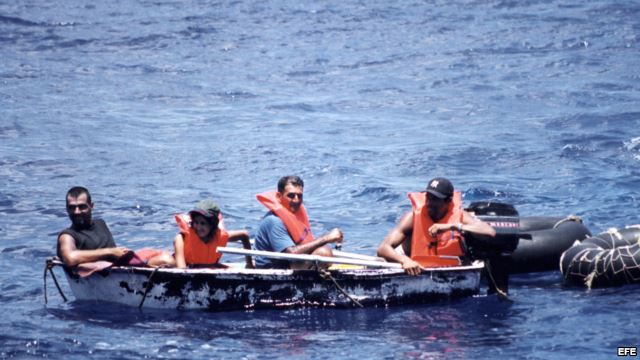 Los cubanos siguen fabricando embarcaciones para huir de su país (Foto archivo)