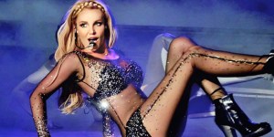 Britney Spears literalmente dejó el pelero en el escenario (Video)