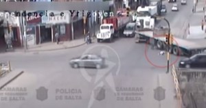 Le pasa un camión por encima y se salva de milagro (Video)