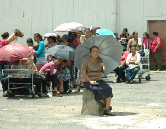 En el Día de la Mujer muchas hacen colas para comprar comida en Venezuela