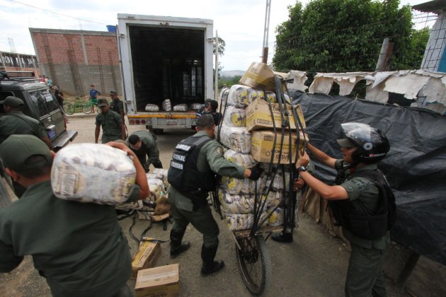 Agentes de la Guardia Nacional Bolivariana confiscan mercadería que iban a ser llevada de contrabando a Colombia a través de San Antonio, en Venezuela, el 9 de marzo del 2015. Mientras que en Venezuela hay escasez de todo, por la frontera con Colombia cruza una amplia gama de mercancías diariamente. (AP Photo/Eliécer Mantilla)