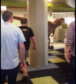 Dinosaurio entra a una oficina en Chicago y asusta a los trabajadores (Video)