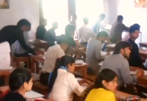 Expulsan a 600 niños indios por copiar en sus pruebas escolares (Video)