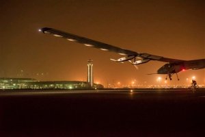 El avión solar despega de Omán y pone rumbo a India