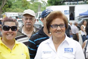 Alcaldesa Metropolitana Helen Fernández entregó recursos en Petare