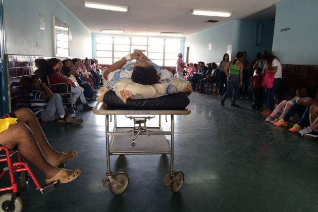 Pacientes aguardan el momento de ser atendidos en los pasillos y salas de espera del Hospital Universitario de Caracas (Juan Forero/The Wall Street Journal)