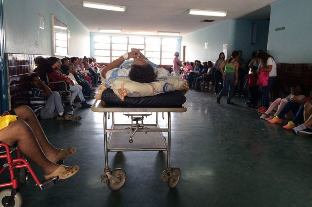 Pacientes aguardan el momento de ser atendidos en los pasillos y salas de espera del Hospital Universitario de Caracas (Juan Forero/The Wall Street Journal) -ARCHIVO