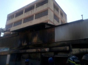 Se incendió una fábrica de telas en la avenida San Martín (Fotos)