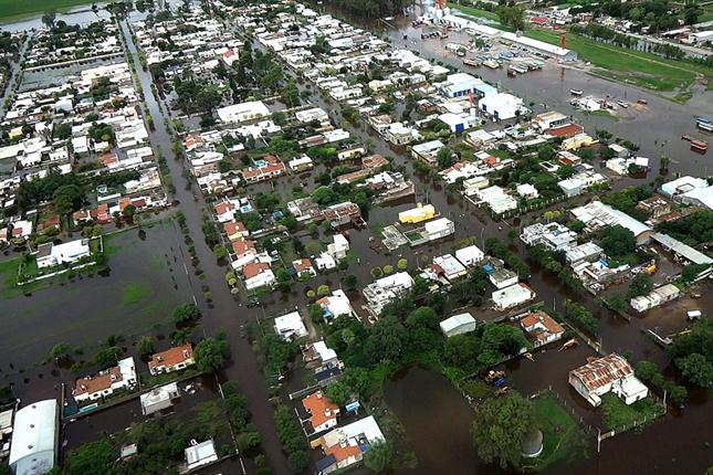 Más de cinco mil personas permanecen evacuadas por inundaciones en Argentina
