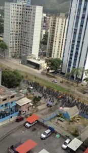 La marcha de la vergüenza… cacerolean mientras pasan (Video)