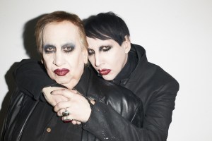 El padre de Marilyn Manson es tan “tenebroso” como el cantante (Fotos)