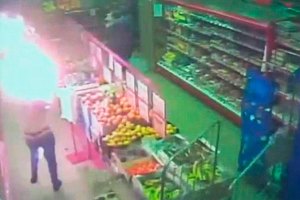 Prendió fuego a su exesposa en supermercado (Video)