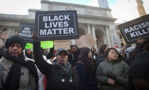 Joven negro herido por policía blanco reflota problemas de racismo en EEUU