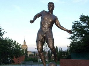 Roban el balón de la estatua de Josef Masopust en Praga