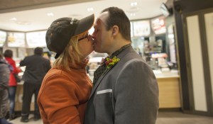 VIDEO: Emotivo compromiso entre una pareja con síndrome de Down