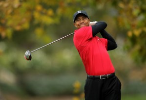Tiger Woods sale del Top 100 de mejores golfistas del mundo