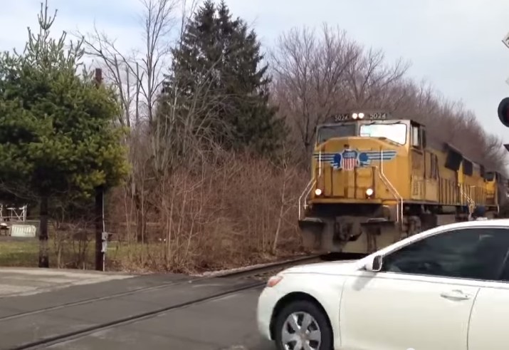 VIDEO: Momento en el que dos personas mueren arrolladas por un tren en EEUU