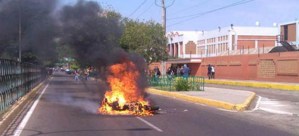 Encapuchados queman moto frente a Urbe (Fotos)